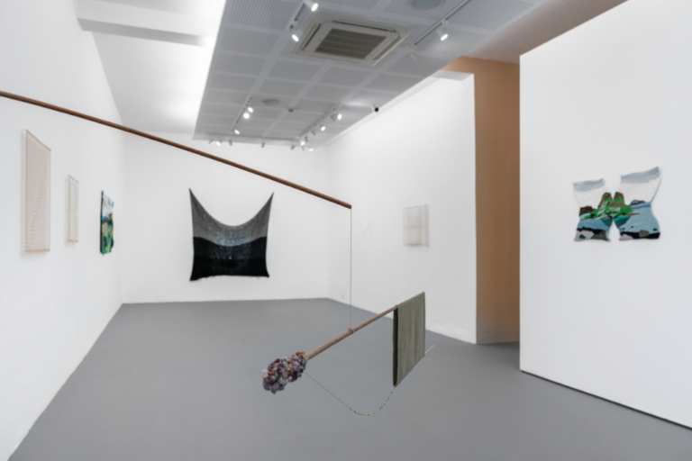 Vista da exposição coletiva "O fiar - Pontos, Nós, Cortes", na Galeria do Parque
