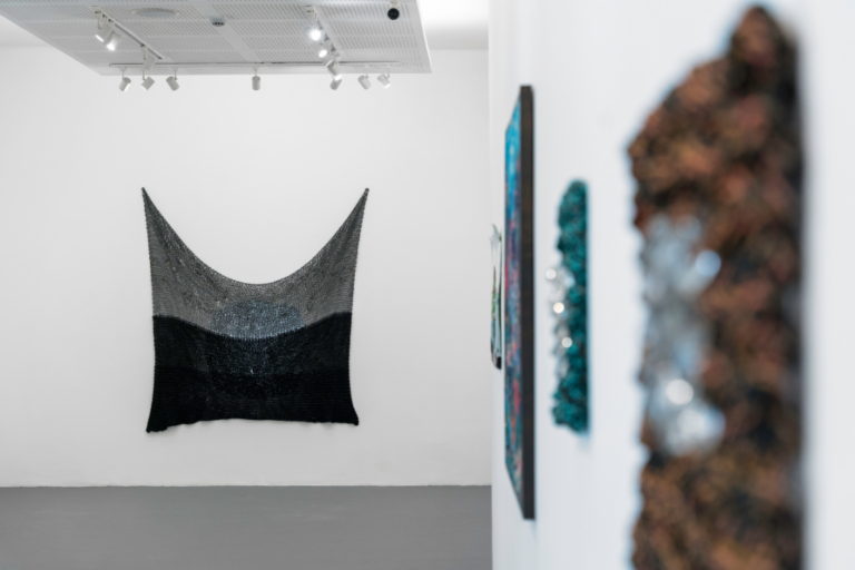 Vista da exposição coletiva "O fiar - Pontos, Nós, Cortes", na Galeria do Parque