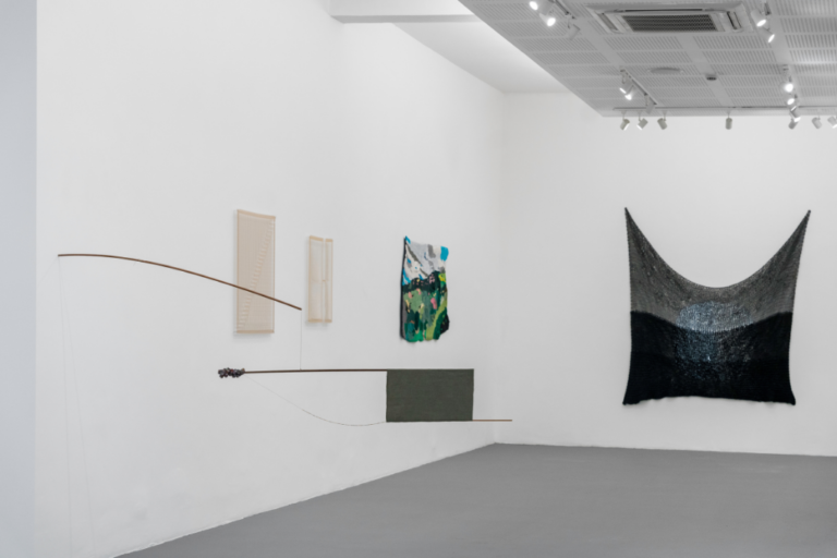 Vista da exposição coletiva "O fiar - Pontos, Nós, Cortes", na Galeria do Parque