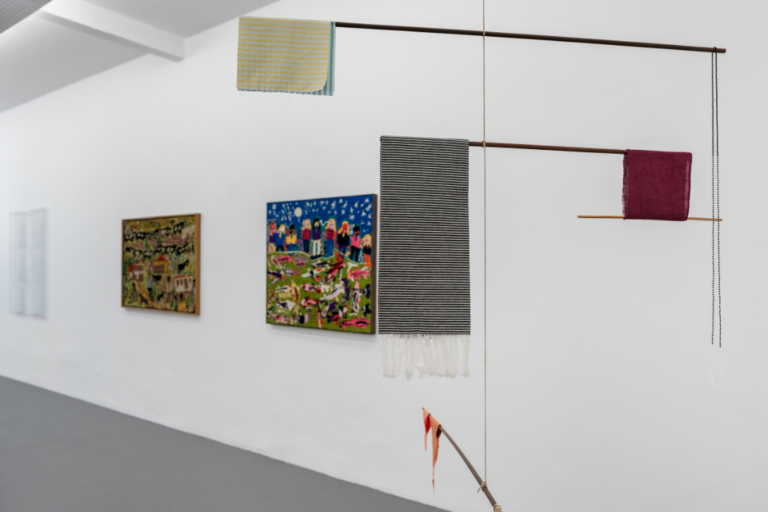 Vista da exposição coletiva "O fiar - Pontos, Nós, Cortes", na Galeria do Parque